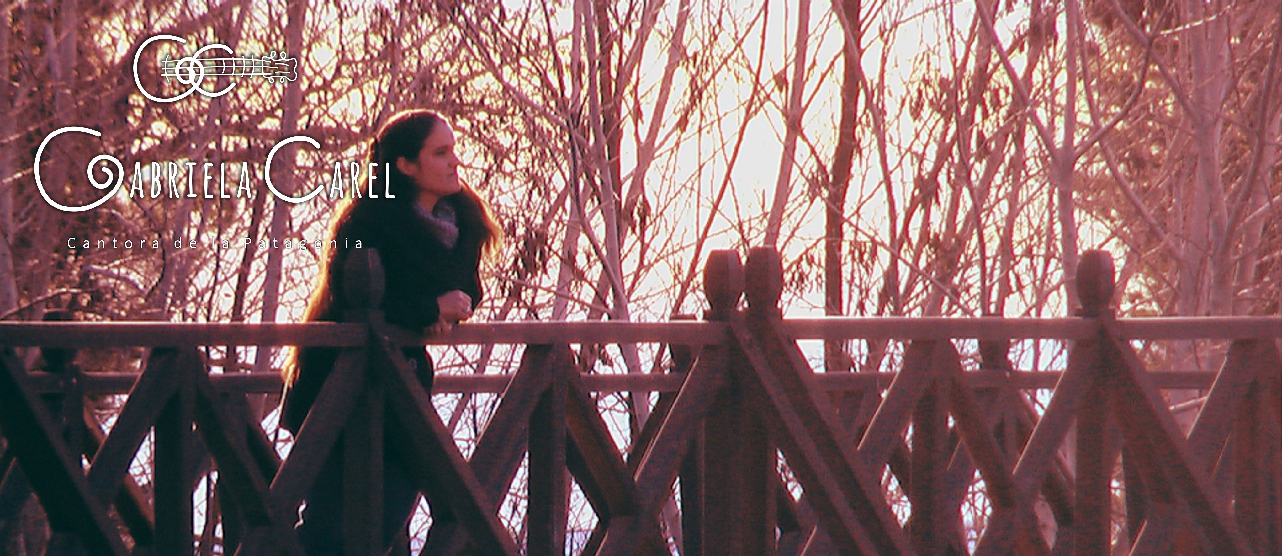 Gabriela Carel en otoño, sobre el Puente "Hendre" (Río Chubut, Patagonia), admirando el paisaje